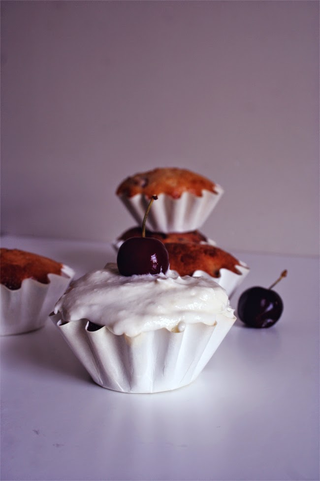 Muffins de cereja e iogurte grego/ cherries and greek yogurt muffins