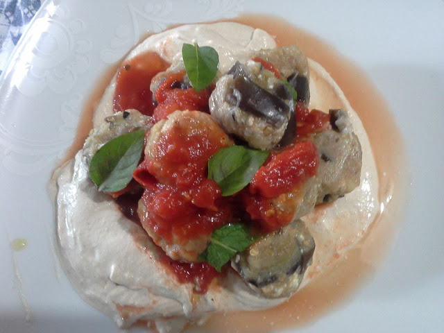 Nhoque de berinjela defumada com ricota, tahine e tomate pelado