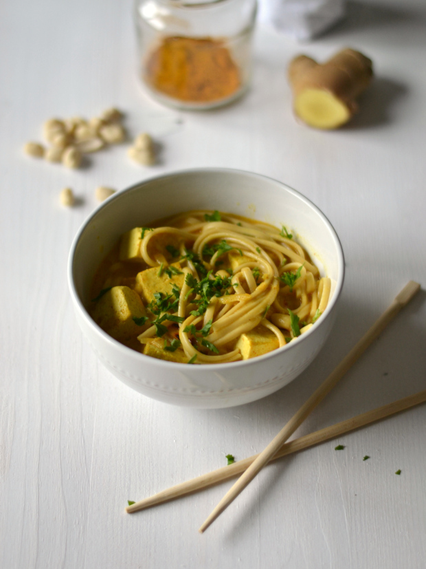 Caril com sabores tailandeses de noodles, tofu e amendoim