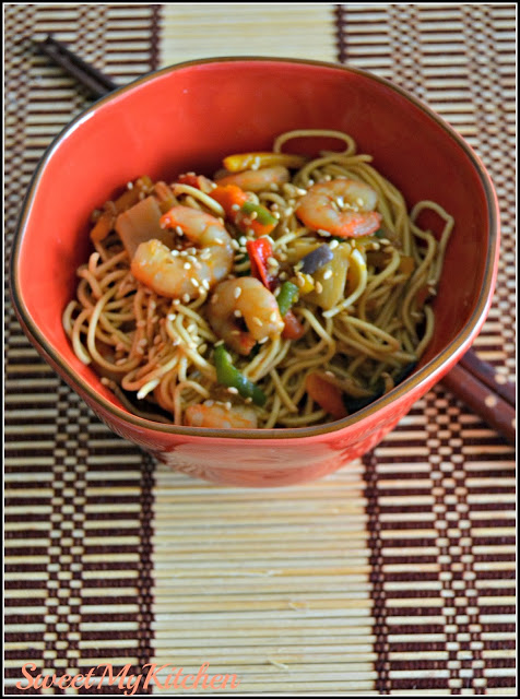 Noodles com camarão e vegetais