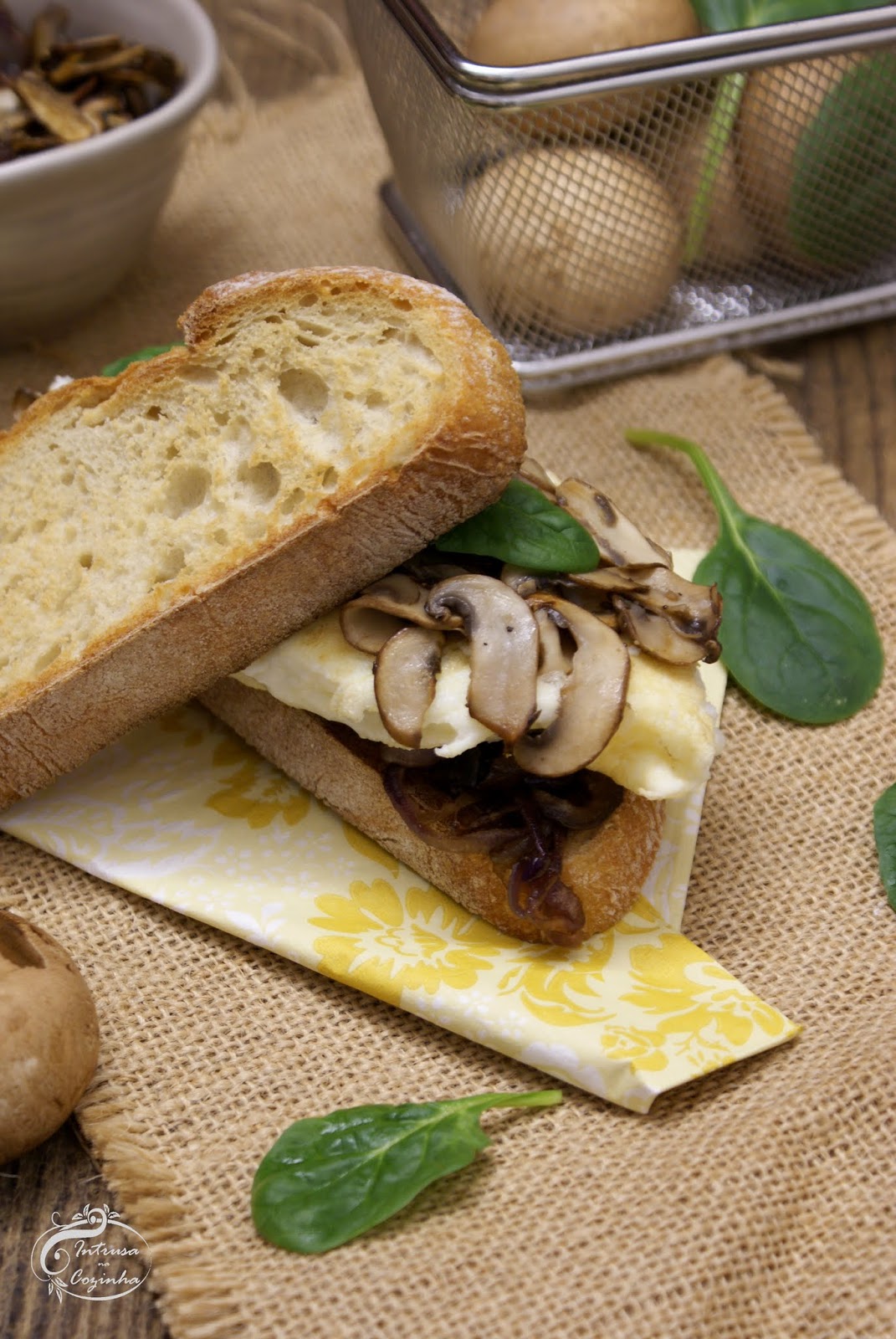 Omelete de Claras no Pão com Cebola Caramelizada & Cogumelos
