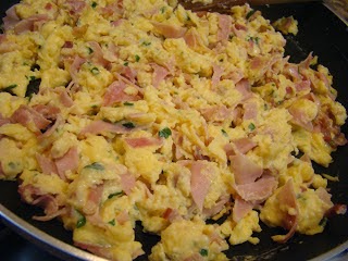 Ovos mexidos com fiambre e queijo