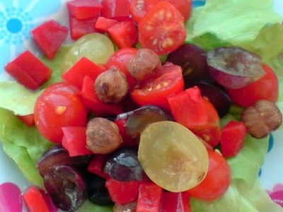 Salada de tomate cereja com uvas e avelãs