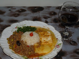 CARNE MOÍDA COM ANGU, COUVE À MINEIRA E FATIAS DE QUEIJO