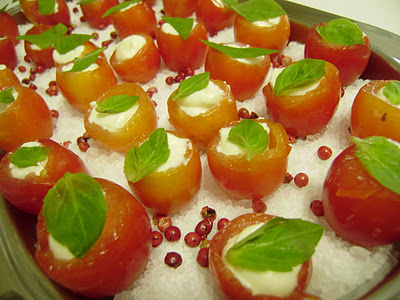 Mini Tomates Recheados com Provolone e Manjericão