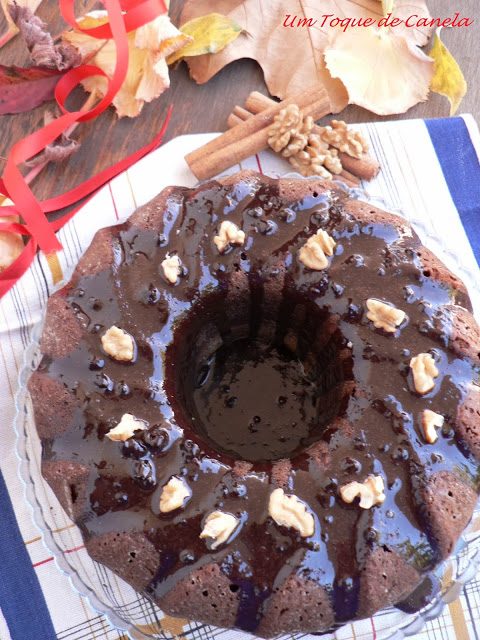 BUNDT CAKE DE CHOCOLATE, CANELA E NOZES