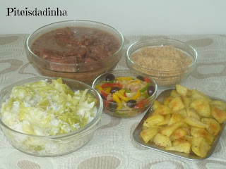 FEIJÃO CARIOQUINHA C/SALGADOS, arroz c/repolho, batatinhas no forno e guarnição colorida