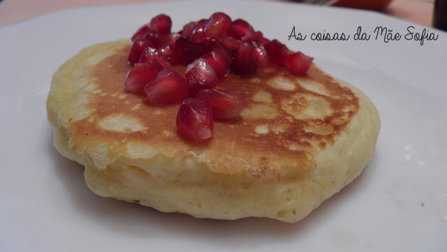 Panquecas de côco com romã / Coconut pancakes with pomegranate jewels