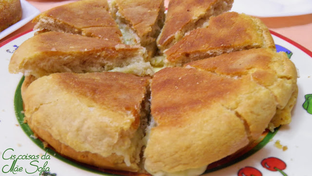 Bolo do caco com manteiga de alho e mozzarella / Madeiran bread with garlic butter and mozzarella