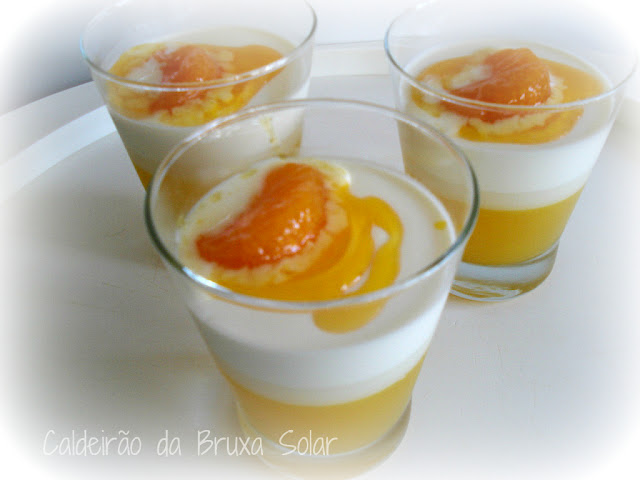 Panna cotta com gelatina de laranja e calda de tangerina