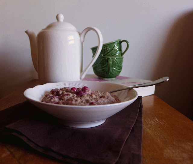 Papas de Aveia com framboesas para o pequeno-almoço/Oatmeal porridge with raspeberries for breakfast