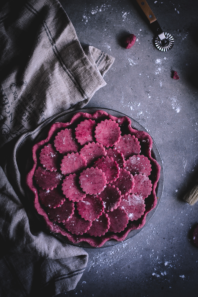 Pie de pistácio e mirtilos com massa de framboesa // Blueberry pistachio pie with a raspberry crust