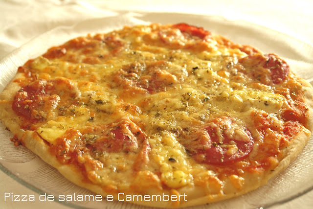 Pizza de salame e camembert