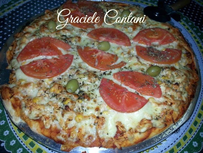 Pizza de frango, milho, mussarela, tomate e azeitonas, de Graciele Contani