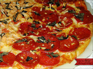 Pizza de Pepperoni com Manjericão