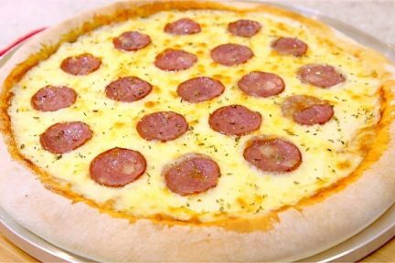Pizza artesanal caseira pra forno caseiro fiz a massa gastando 2 reais e ficou perfeita