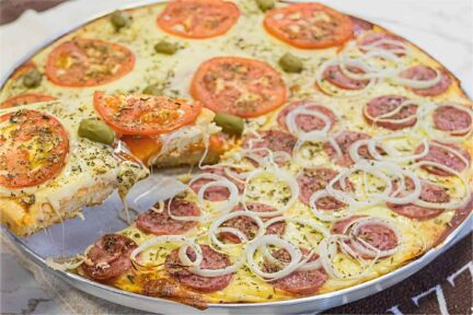 Pizza de liquidificador simples e fácil: é só bater os ingredientes da massa pré-assar e rechear