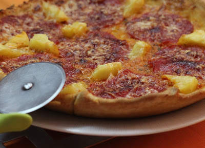 Pizza 'com Batota' do Jamie Oliver [de Salame e Ananás]