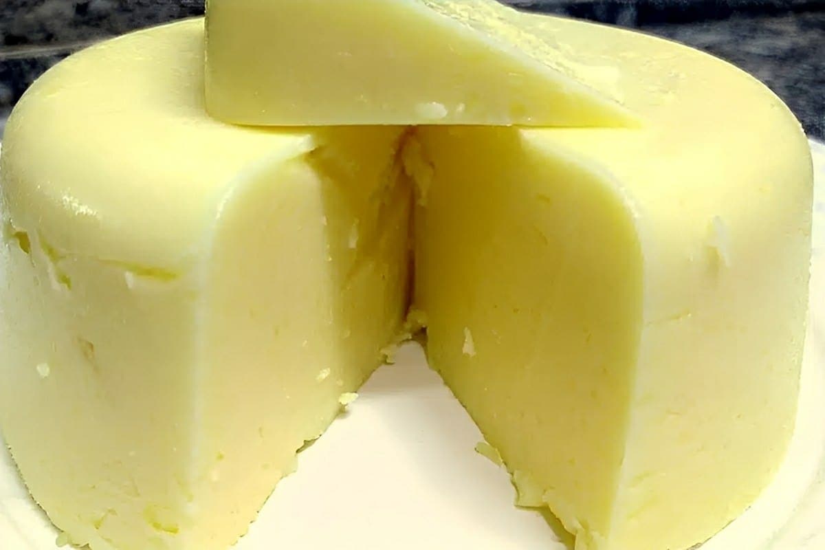 Esse queijo manteiga caseiro é tão fácil de fazer que nem precisa coalhar o leite