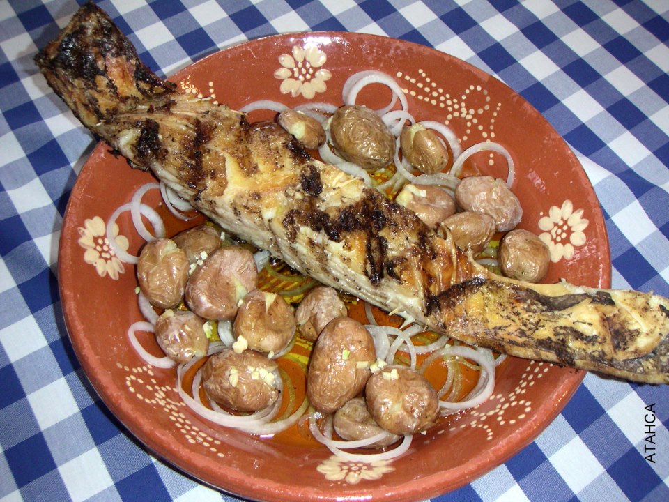 Bacalhau assado na brasa com batatas à murro