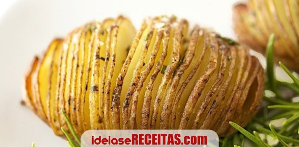 Batatas Hasselback com alho, limão e alecrim
