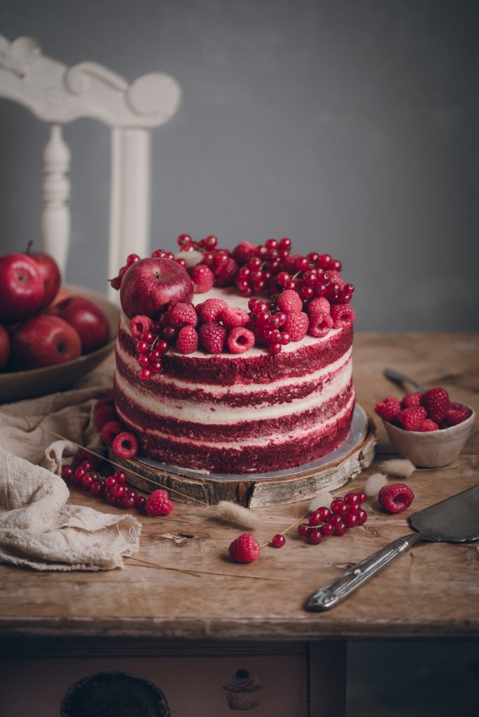 Bolo Red Velvet com creme de mascarpone e frutos vermelhos // Red Velvet layer cake