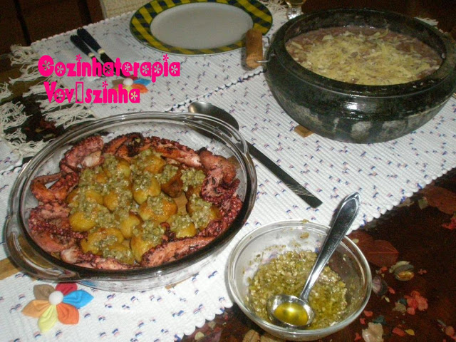 Risoto de camarão com polvo crocante servido com batatas douradas e tapenade.