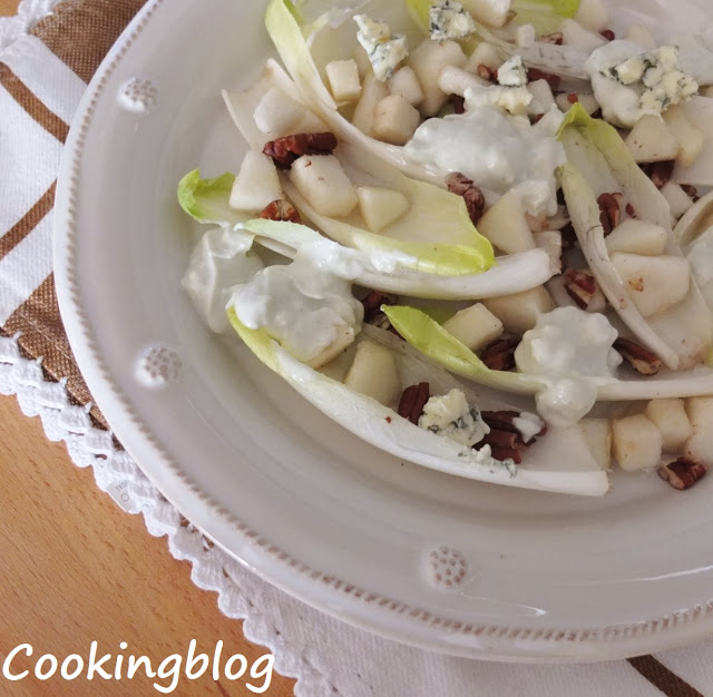 Salada de endívias com pêra e bluecheese