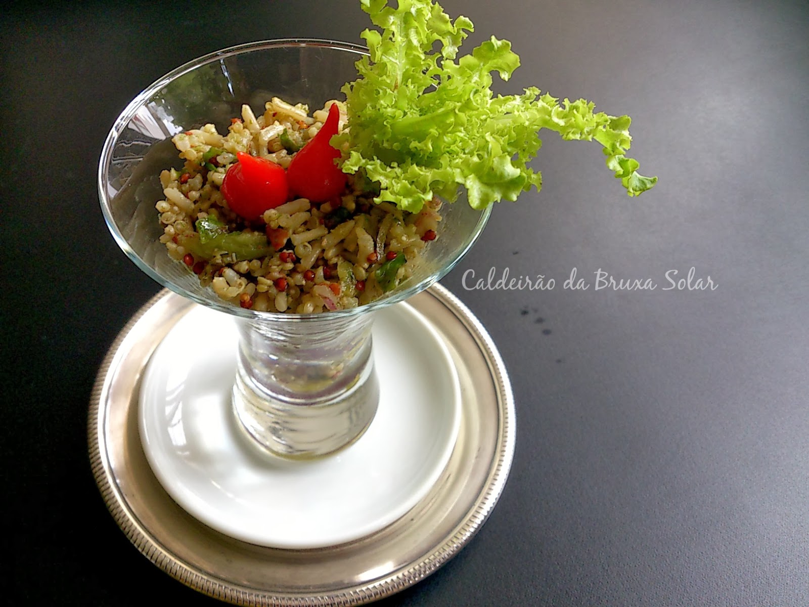 Salada de grãos ao molho pesto de alface e pecãs