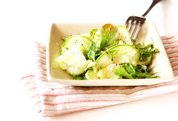 Salada de abobrinha com manjericão e parmesão