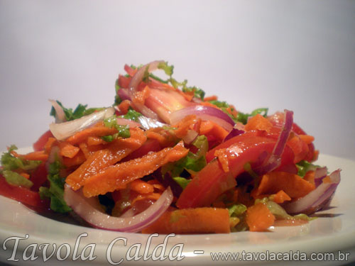 Salada de Alface com Cebola Roxa, Tomate e Cenoura