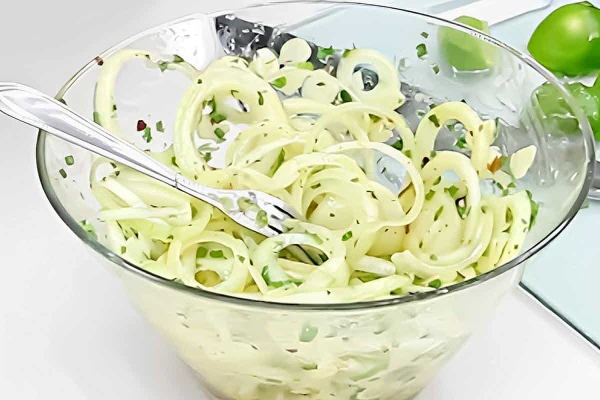 Nunca imaginei que uma salada de cebola tão simples pudesse ser tão saborosa