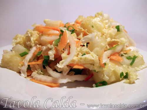 Salada de Couve Chinesa com Cenoura e Abacaxi