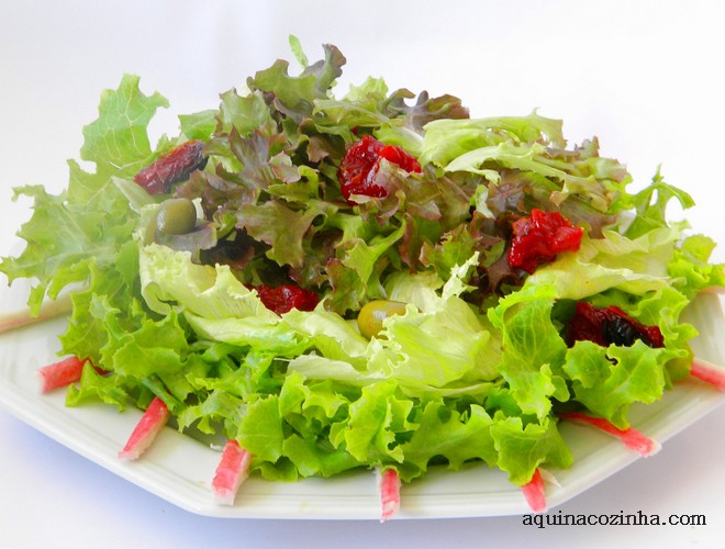 Salada de folhas com kani e um toque de gengibre. Vem chegando o verão…