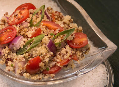 Salada de Quinoa com Tomate-Cereja e Cebola Roxa (vegana)