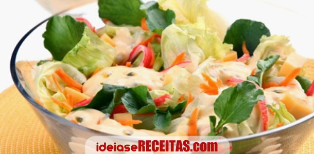Salada verde com molho de maracujá