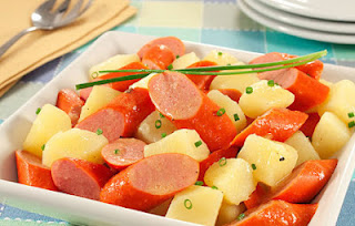 Salada quente de batata e salsicha