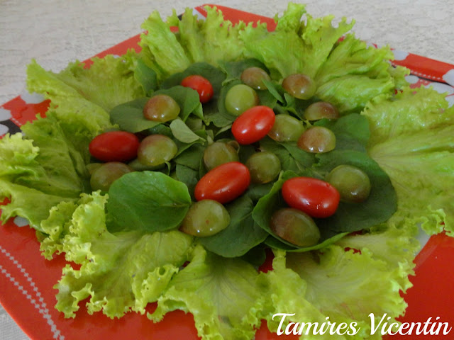 Salada de alface, agrião e uva