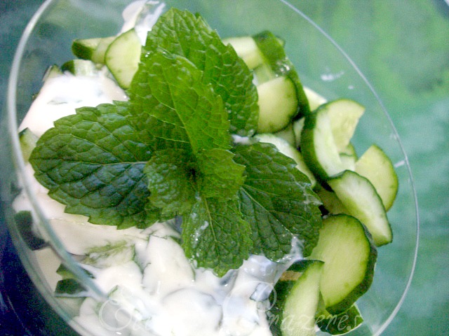 Salada de pepino e iogurte à libanesa