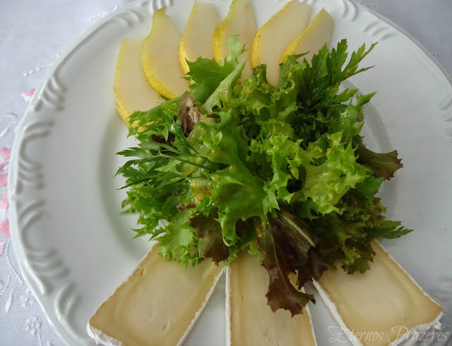 Salada de queijo Brie e peras com molho de mostarda e mel
