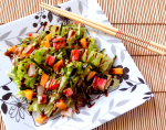 Salada califórnia (com pepino, manga, kani kama e molho tarê)