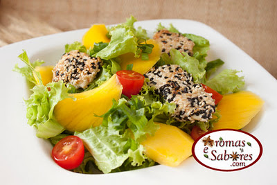 Salada com frango, manga e tomate cereja