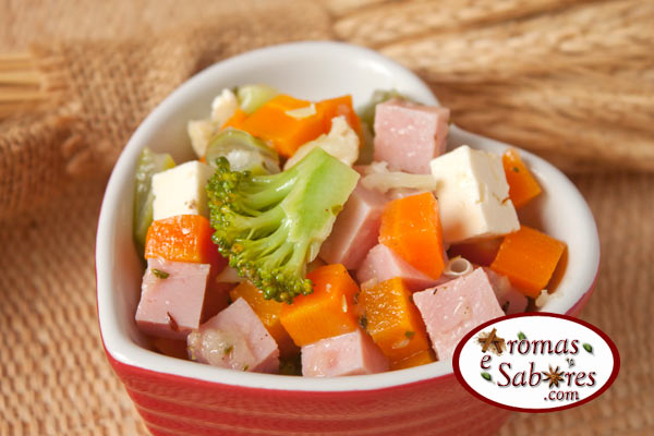 Salada de legumes com presunto e queijo minas