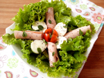 Salada com peito de peru, muçarela de búfala, tomate e manjericão