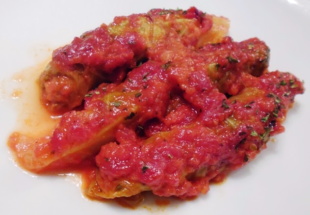 Salsichas com couve-lombarda em molho de tomate, no forno