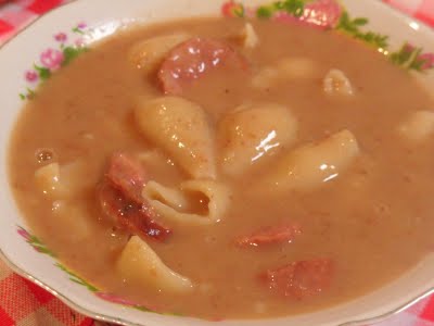 No olhometro: sopa de feijão com macarrão