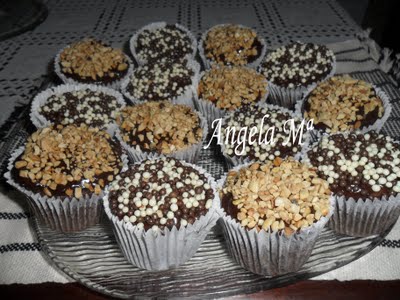 Cupcakes de chocolate com castanha do Pará