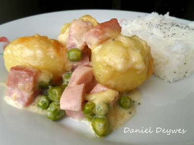 Batatas ao molho 4 queijos com presuntos e ervilhas