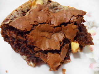 Brownie 55%cacau recheado de leite condensado e pedacinhos de chocolate branco para o pessoal do trabalho!