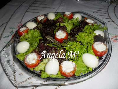 Salada verde com tomatinhos cerejas recheados